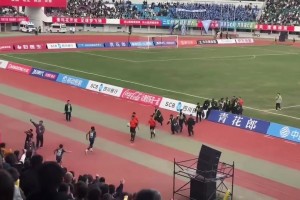 卧槽！9人凉山3-3遭乐山绝平，赛后凉山球员飞踹裁判😱